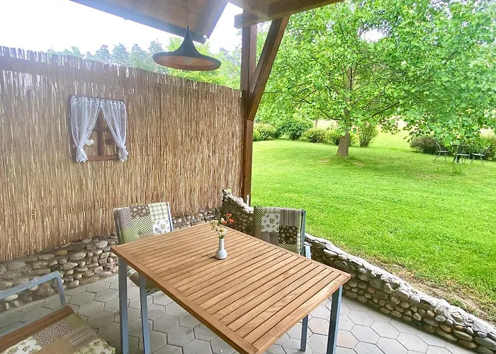 Bender Mit Terrasse Und Garten 아파트